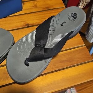 Clarks grey footbed sandal with black knotted strap